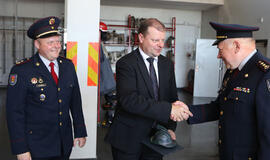 Ugniagesiams ir policininkams - ministro pažadai