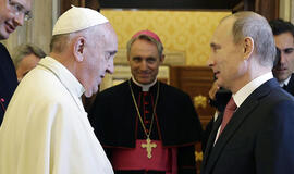 Vladimiras Putinas į susitikimą su popiežiumi vėlavo 70 minučių