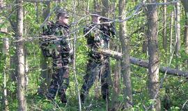 Pasieniečiai surado miške pasiklydusią uogautoją