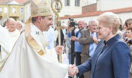 Po ingreso iškilmių naująjį Kauno arkivyskupą Lionginą Virbalą sveikino Prezidentė Dalia Grybauskaitė