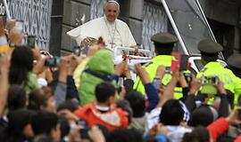 Popiežius per mišias Ekvadoro sostinėje ragino siekti dialogo