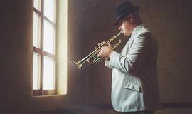 Pristatyti džiazo dvasia persmelkti portretai