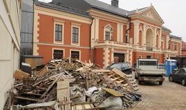 Teatrui nori vadovauti šeši