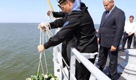 Vainikus jūrininkams plukdys ir burinis laivas