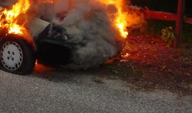 Naktį Dragūnų g. liepsnojo automobilis