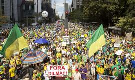 Tūkstančiai protestuotojų Brazilijoje reikalavo prezidentės atsistatydinimo