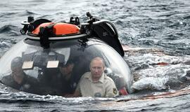 Vladimiras Putinas batiskafu paniro į Juodosios jūros dugną prie Krymo krantų