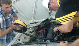 Išbandė senovinius automobilius karščiu