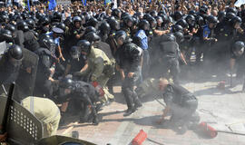 Per riaušes Ukrainoje žuvo Nacionalinės gvardijos narys, 125 žmonės buvo sužeisti