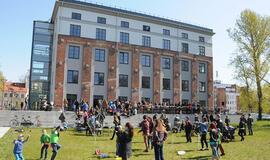 Menininkų stipendijos: kūrybai ar "fabrikui"?