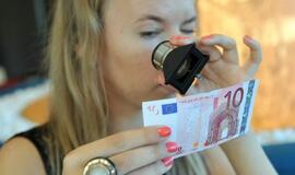 6-mėn EURIBOR flirtuoja su nuliu, bet ners gilyn į neigiamą zoną