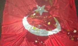 Rusijoje kiaušiniais apmėtyta Turkijos vėliava