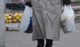 Smogė pensininkei į krūtinę ir atėmė maistą