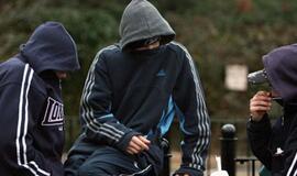 Grupė vaikinų iš paauglio atėmė sportinius batelius