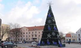 Klaipėdos šventinė eglė - lyg dryžuotas megztinis