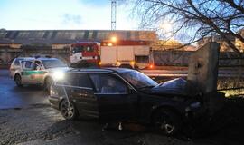 BMW pylė į stadiono vartus