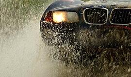 Prisiskraidė: BMW atsidūrė tvenkinio dugne