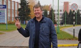 Bandymas bėgti iš griūvančio kortų namelio