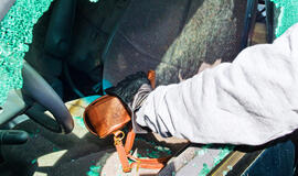 Liepojos gatvėje išdaužus stiklą apvogtas automobilis