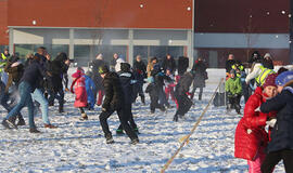 Sniego gniūžčių mūšis suviliojo jaunas šeimas