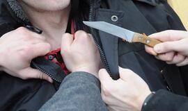 Kol vienas neįgalųjį smaugė, kitas kraustė jo kišenes