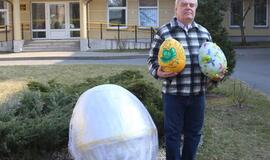 Aklo menininko dovana - didžiulis velykinis kiaušinis