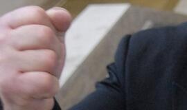 Mušė ir grasino peiliu dėl 5 eurų