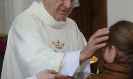 Ruandos kunigas Hermanas Šulcas Klaipėdos Marijos Taikos Karalienės bažnyčioje