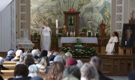 Ruandos kunigas Hermanas Šulcas Klaipėdos Marijos Taikos Karalienės bažnyčioje