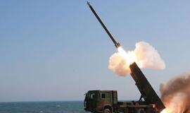 Šiaurės Korėja skelbia išbandžiusi kietu kuru varomą raketos variklį