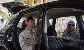 Vasarį automobilių pardavimai Kinijoje kiek sulėtėjo