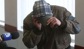 Kapą išniekinę vyrai laiką leis belangėje