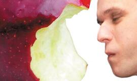 Miegantis gražuolis anūkas laukia kauniečių bučinio