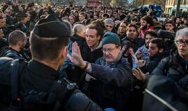 Naktį Paryžiuje protestuotojai niokojo parduotuves ir sužeidė du policijos pareigūnus