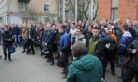 Tarnybą pradeda pirmieji šauktiniai