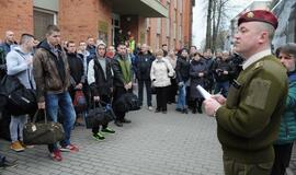 Tarnybą pradeda pirmieji šauktiniai