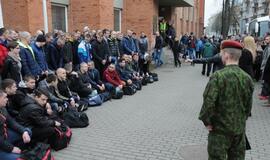 Tarnybą pradeda pirmieji šauktiniai