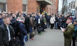 Tarnybą pradeda pirmieji šauktiniai