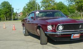 Istorinių automobilių slalomas Neringos mero taurei laimeti