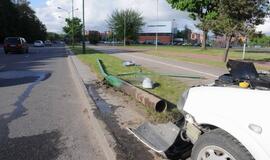 Ties "Studlendu" opelis rėžėsi į stulpą