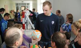 "Dragūno" rankininkai aplankė neįgaliuosius