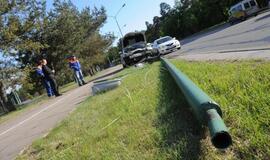 Ties "Studlendu" opelis rėžėsi į stulpą