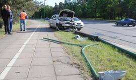 Ties "Studlendu" opelis rėžėsi į stulpą