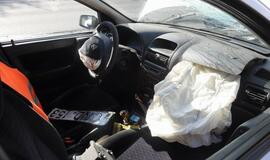 Ties "Studlendu" opelis rėžėsi į stulpą