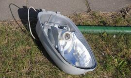 Ties "Studlendu" opelis rėžėsi į stulpą