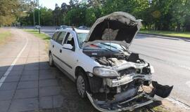 Ties "Studlendu" opelis rėžėsi į stulpą