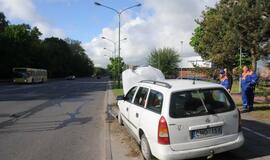 Ties "Studlendu" opelis rėžėsi į stulpą