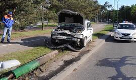 Ties "Studlendu" opelis rėžėsi į stulpą