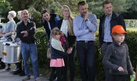 Žaismingai atidaryta stovykla vaikams su negalia