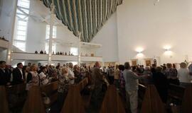 Vyskupas pašventino unikalų vitražą